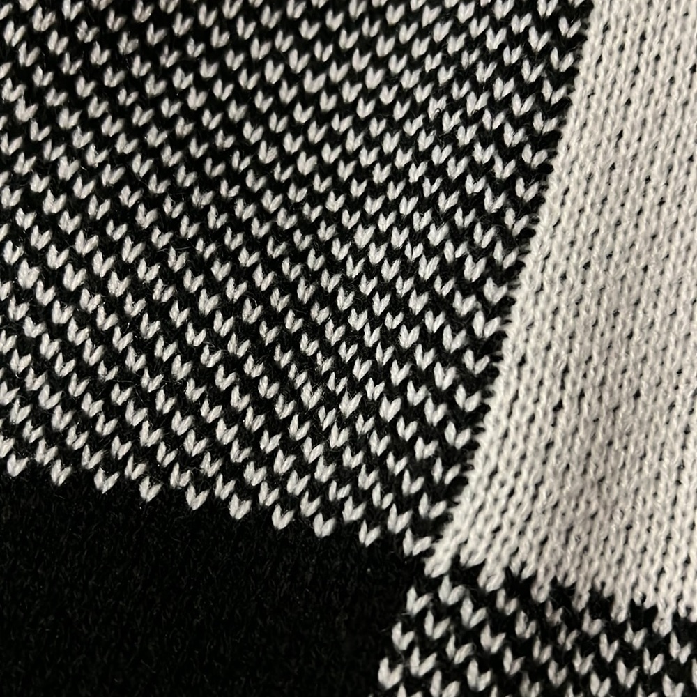 3/$20 Black & White Box Pattern Long Sleeve Crop Sweater - Picture 2 of 5